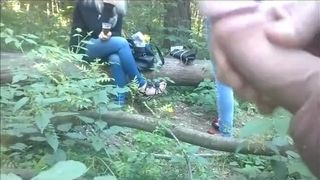 Онанист дрочит в лесу в перед женщиной